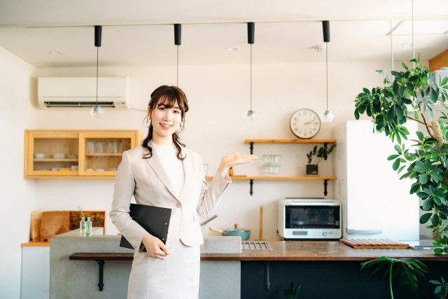 キッチンを紹介する女性
